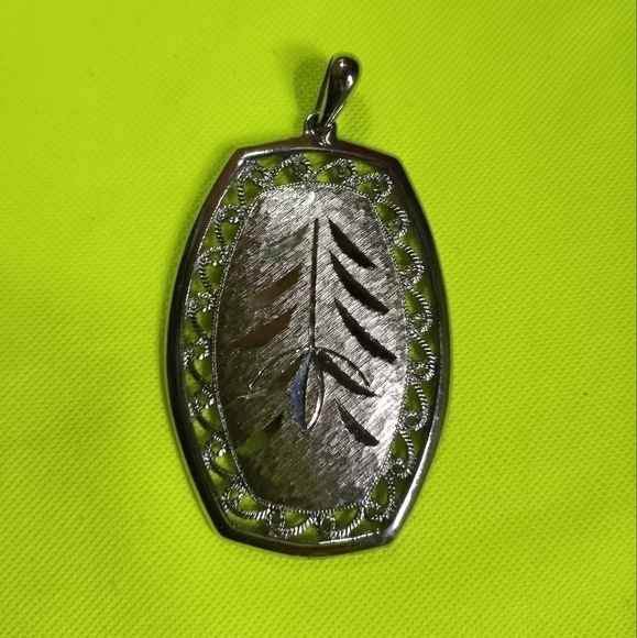 Silvertone diamond cut leaf 🍃 pattern pendant 2 inch long x 1 1/2 inch wide - Picture 1 of 5